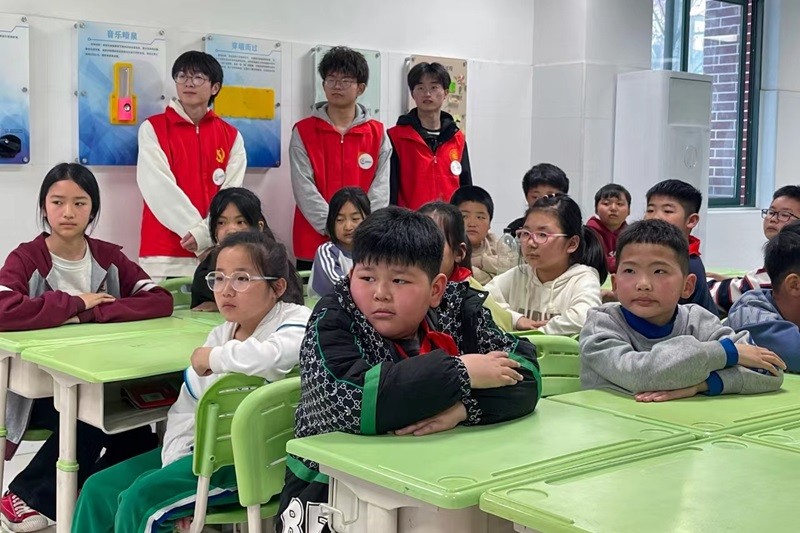 郑州工商学院“火种计划”团队赴郑州市郑东新区锦绣小学开展科学普及教育教学活动