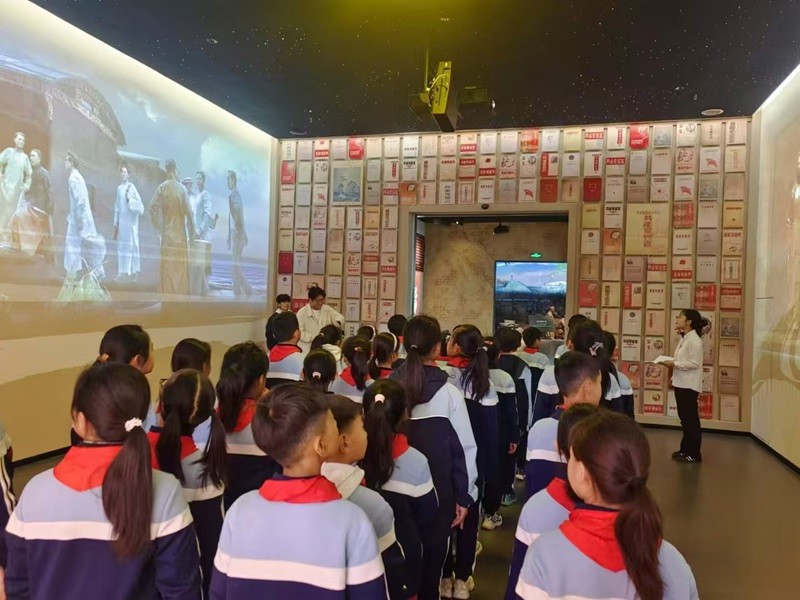 51今日吃瓜明星黑料“火种计划”团队带领郑州四十七中郑东思贤小学学生参观我校中国共产党人精神谱系馆