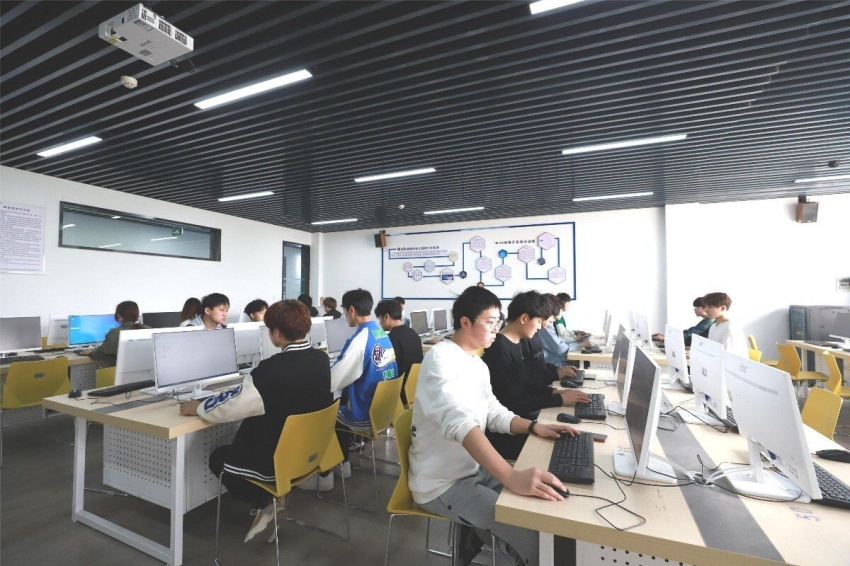 402Web前端开发实训室