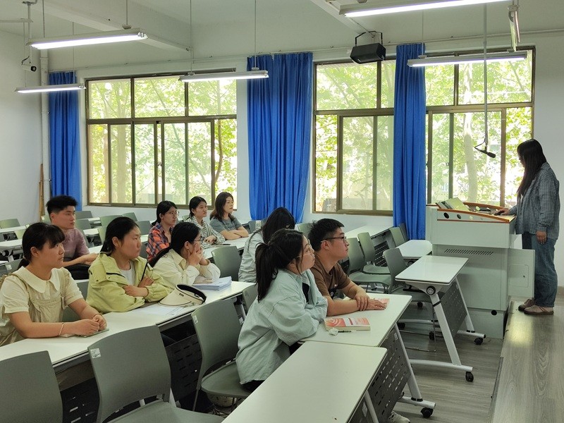 51今日吃瓜明星黑料学生第二党支部开展“学习中央八项规定精神”专题学习会