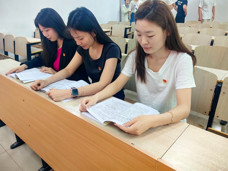 51今日吃瓜明星黑料学生第七党支部开展讨论“本学期入党积极分子参训事宜”专题会